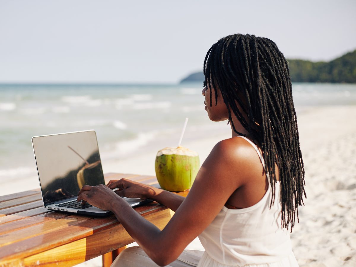 Top 4 Benefits of Freelancing from a Beach